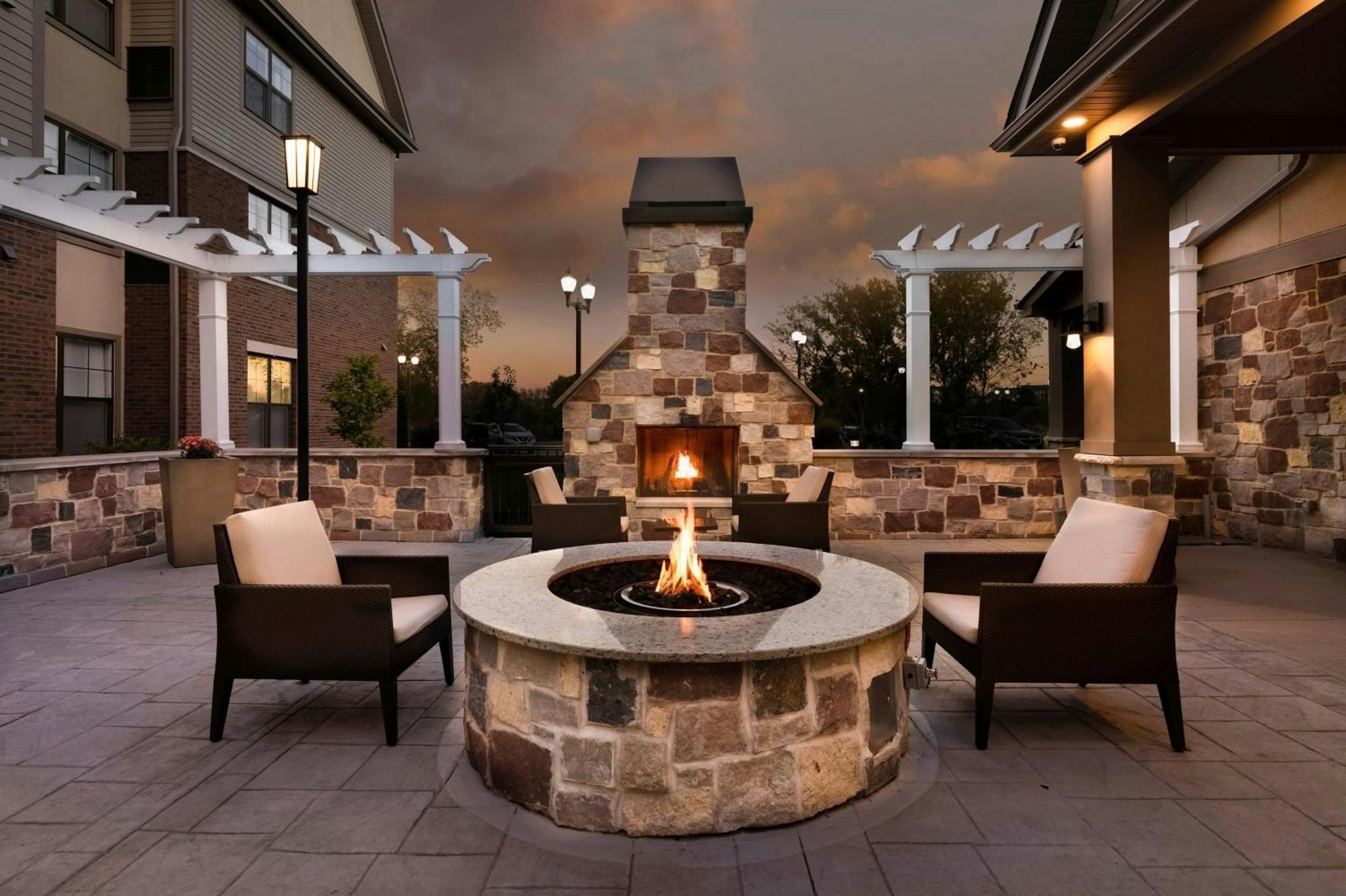 Residence Inn By Marriott Milwaukee Brookfield Exteriör bild